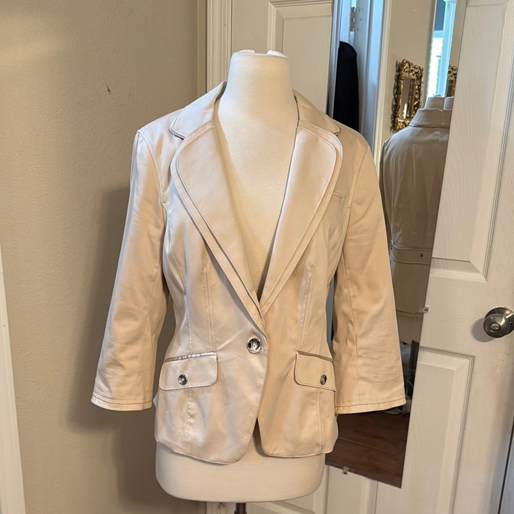 Cream Blazer with Notched Lapel and 3/4 Sleeves
